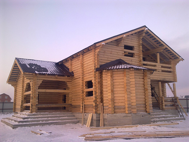 dom-iz-brevna-na-usadke.jpg