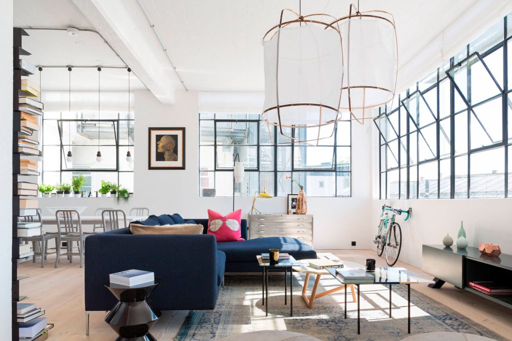 gostinaya_v_stile_loft_idei_i_trendy_2022_goda_foto_krasivykh_proektov.jpg