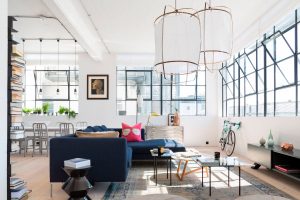 gostinaya_v_stile_loft_idei_i_trendy_2022_goda_foto_krasivykh_proektov.jpg